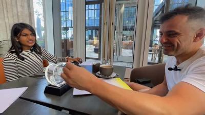 Gary Vee gets presented a 3DCrystal by Amanah Datoo!